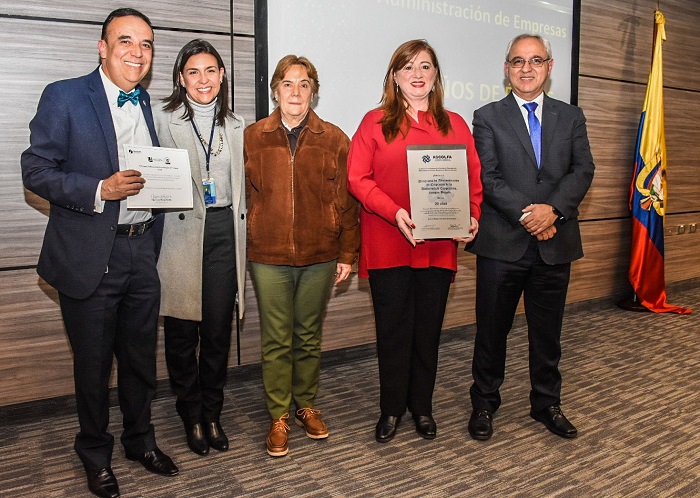 El programa de Administración de Empresas recibe reconocimientos en su cumpleaños No. 50